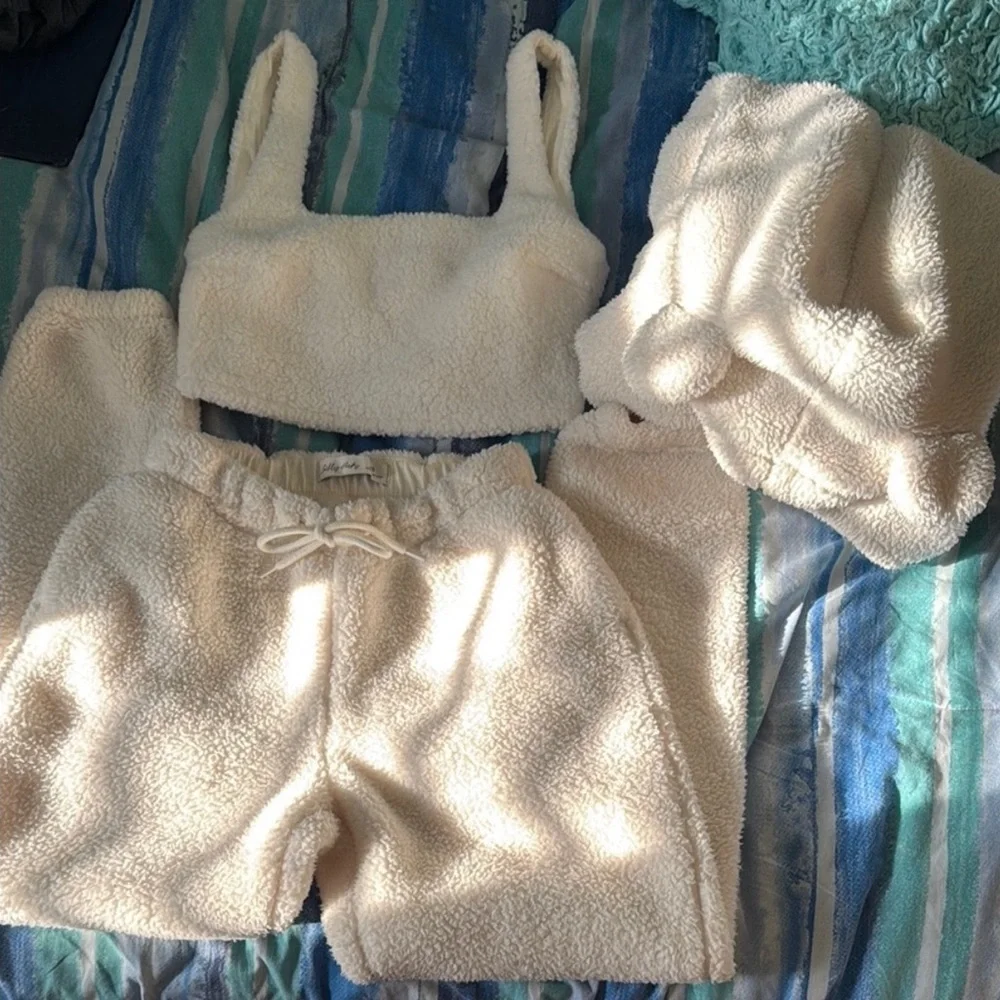Gilly Hicks Cream fluffy Sherpa 3 piece Comfy Teddy Bear Set - Picture 1 of 4